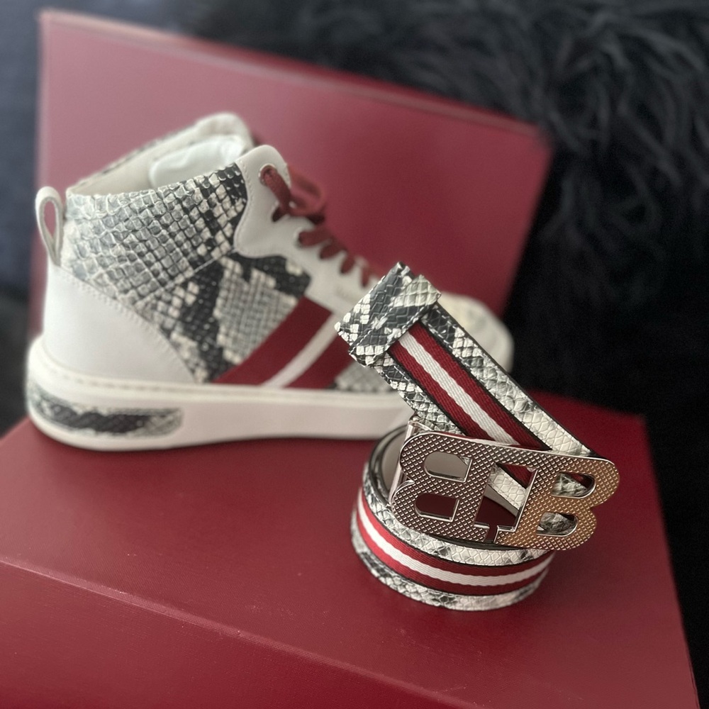 The shoes only been worn 3 times the belt to little only worn it 3 times